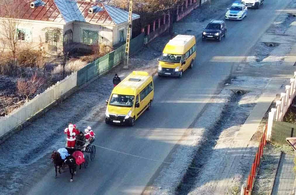 În prag de sărbătoare, orașul Răcari strălucește de tradiție și bucurie. Primarul Marius Caraveţeanu este de 15 ani, ajutorul de nadejde al lui Moș Crăciun.