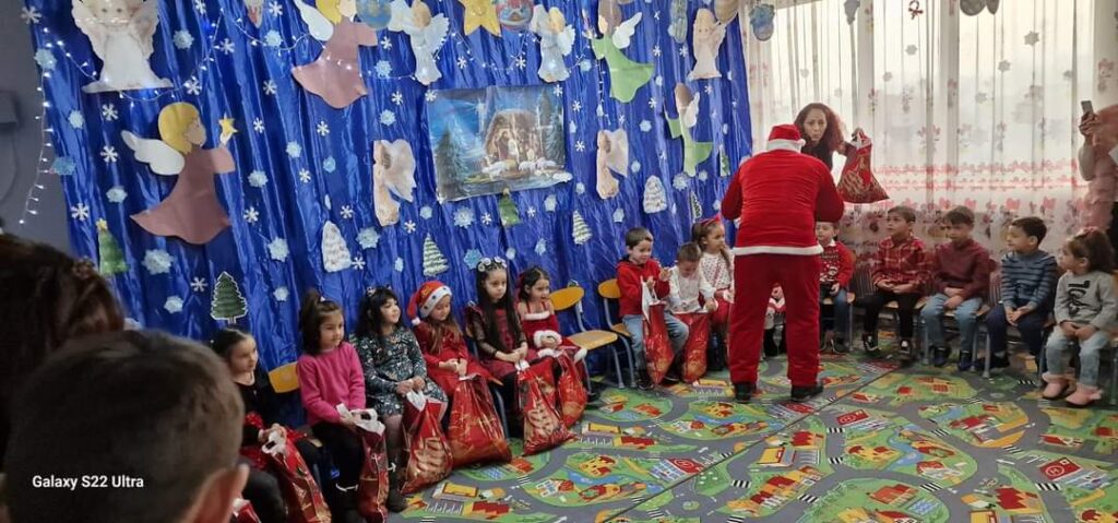 Toți școlarii și preșcolarii de la Niculești, au primit daruri de la Moș Crăciun Toți școlarii și preșcolarii de la Niculești, au primit daruri de la Moș Crăciun , primarul Dorinel Soare a fost ajutorul bătrânelului cu barba ninsă albă .