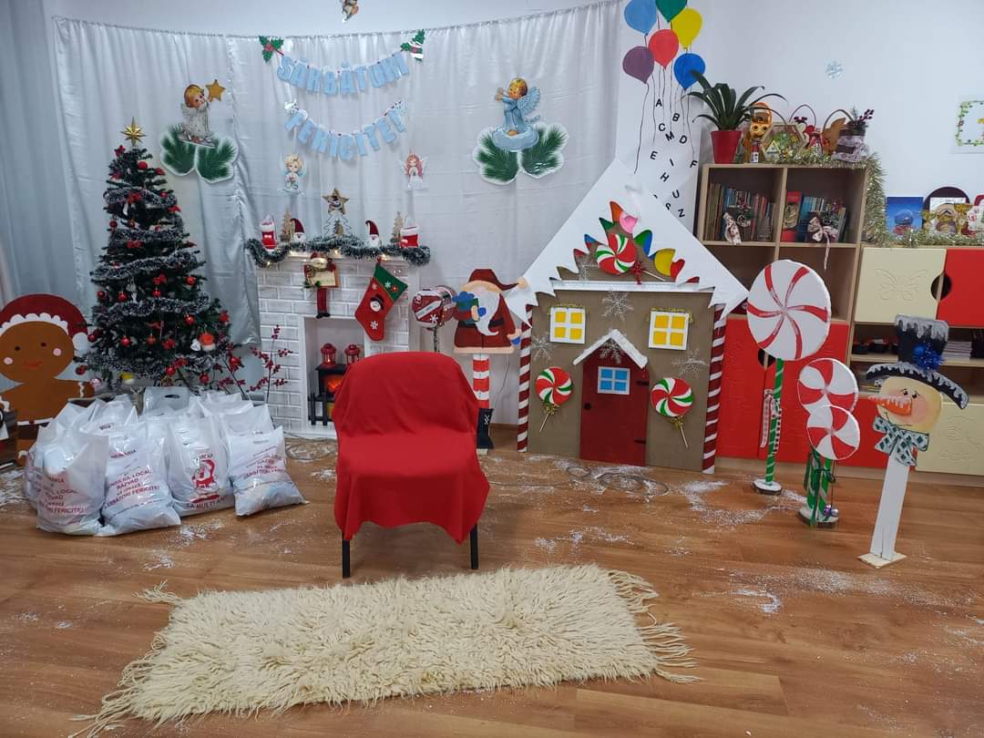 Ho, ho, ho! În Laponia, renii stau înhămați la sania Moșului, încărcată cu daruri, în așteptarea zăpezii.Dar cum zăpadă se lasă așteptată