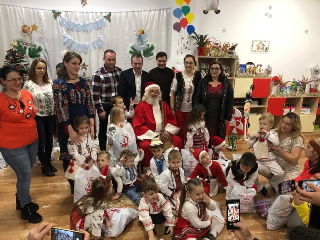 Ho, ho, ho! La elevii și preșcolarii din comuna Răzvad, a ajuns Moș Crăciun Ho, ho, ho! În Laponia, renii stau înhămați la sania Moșului, încărcată cu daruri, în așteptarea zăpezii.Dar cum zăpadă se lasă așteptată