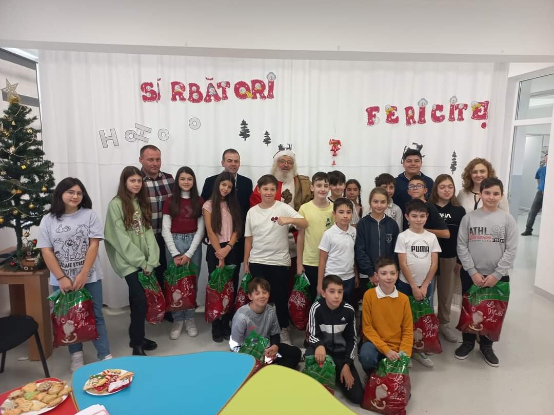 Ho, ho, ho! În Laponia, renii stau înhămați la sania Moșului, încărcată cu daruri, în așteptarea zăpezii.Dar cum zăpadă se lasă așteptată