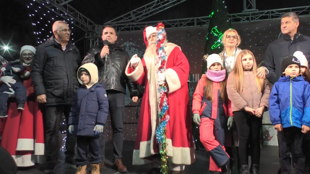 A SOSIT MOȘ CRĂCIUN la Târgoviște! Bătrânelul magic a fost întâmpinat cu multă bucurie de  copii adunați în Piața Tricolorului unde este amenajat și Orășul moșului. 