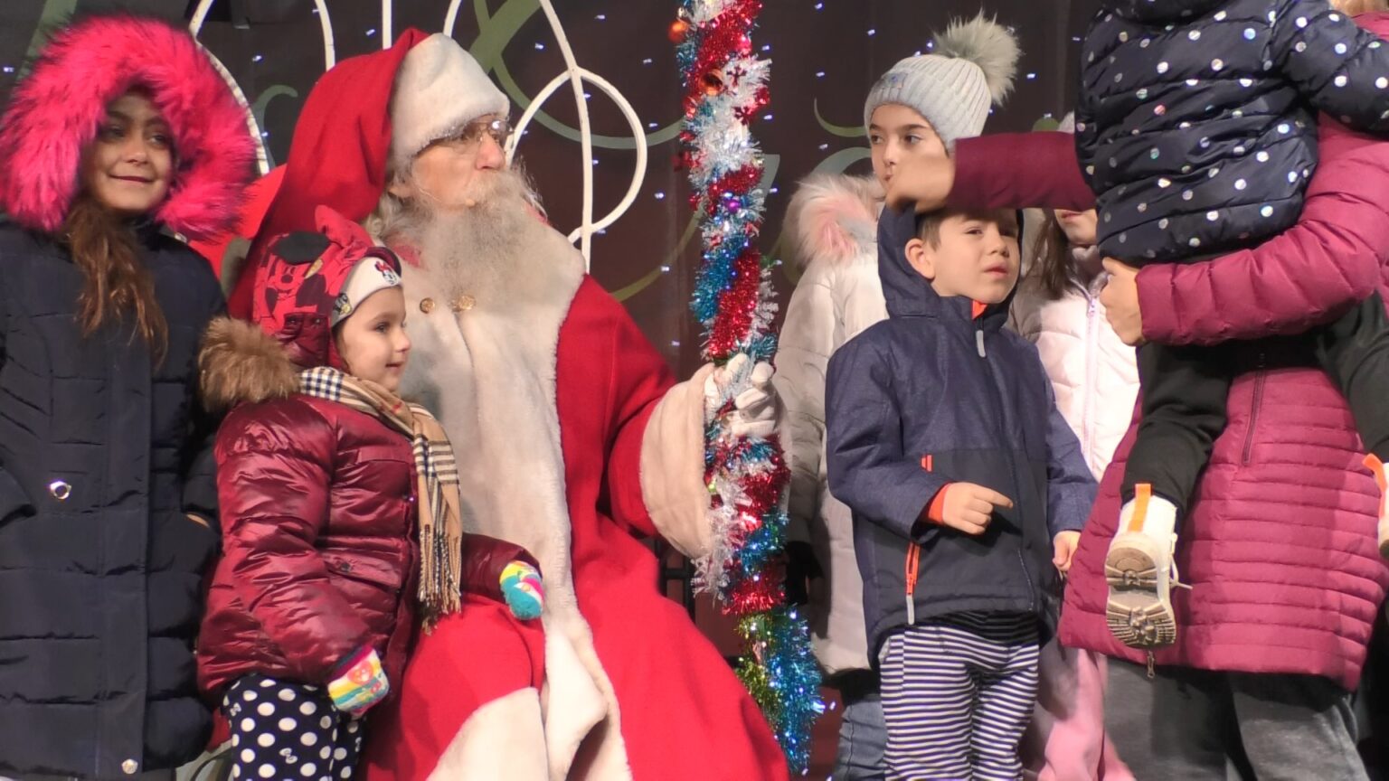 Moș Crăciun are cadouri pentru toți copiii care ajung în  Orășelul din Piața Tricolorului