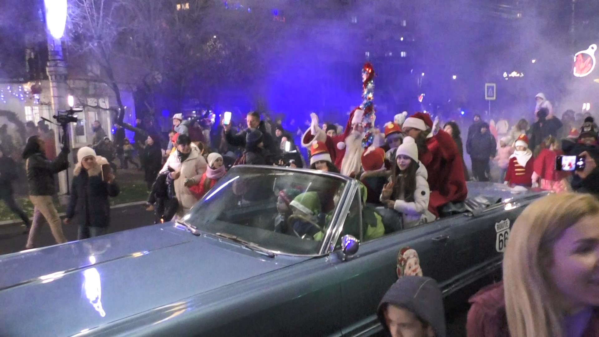 A SOSIT MOȘ CRĂCIUN la Târgoviște! Bătrânelul magic a fost întâmpinat cu multă bucurie de copii adunați în Piața Tricolorului unde este amenajat și Orășul moșului.