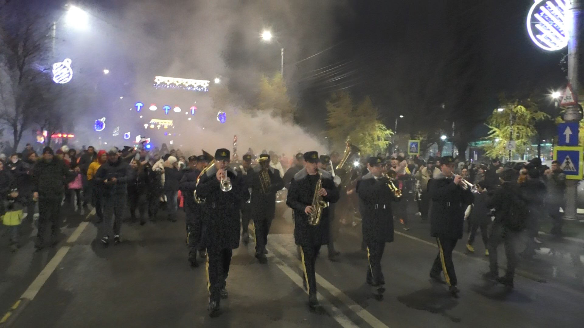 A SOSIT MOȘ CRĂCIUN la Târgoviște! Bătrânelul magic a fost întâmpinat cu multă bucurie de copii adunați în Piața Tricolorului unde este amenajat și Orășul moșului.