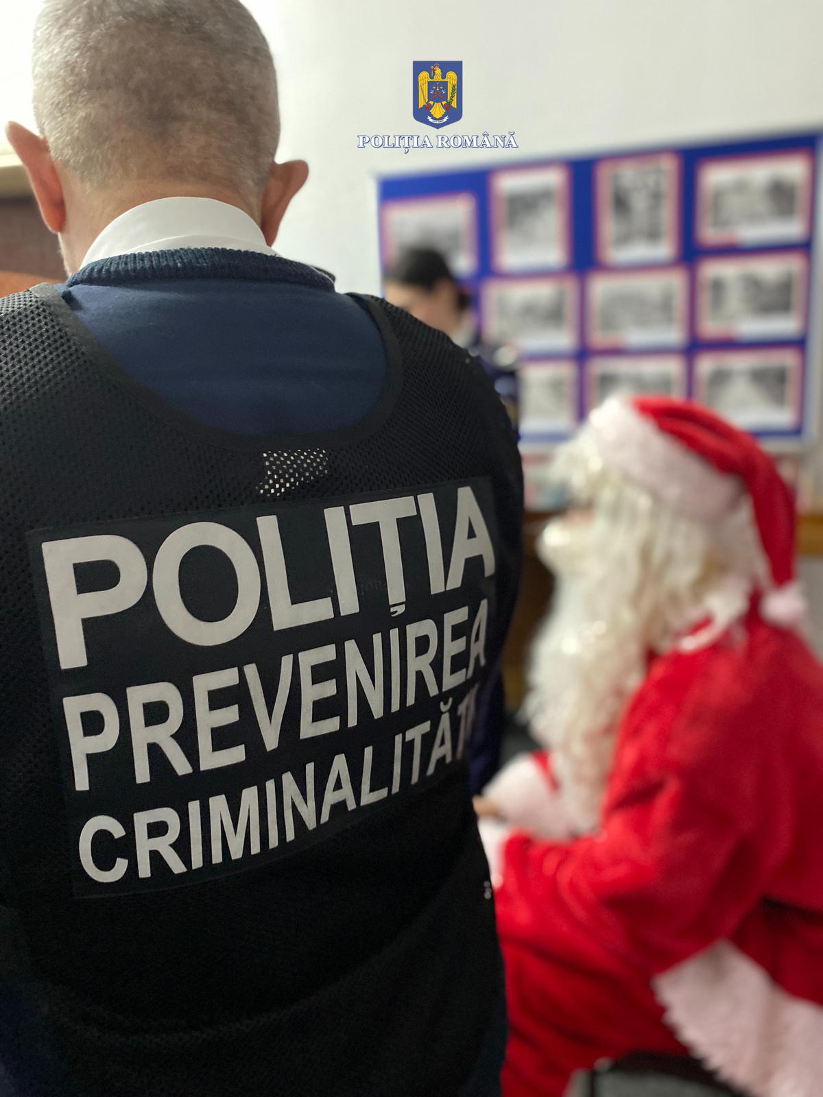 Polițiștii din cadrul Compartimentului de Analiză și Prevenore a Criminalității  au avut bucuria de a oferi cadouri pentru 21 de copiii, în cadrul unei activități interactive desfășurate la Muzeul Poliției Române Dâmbovița. 