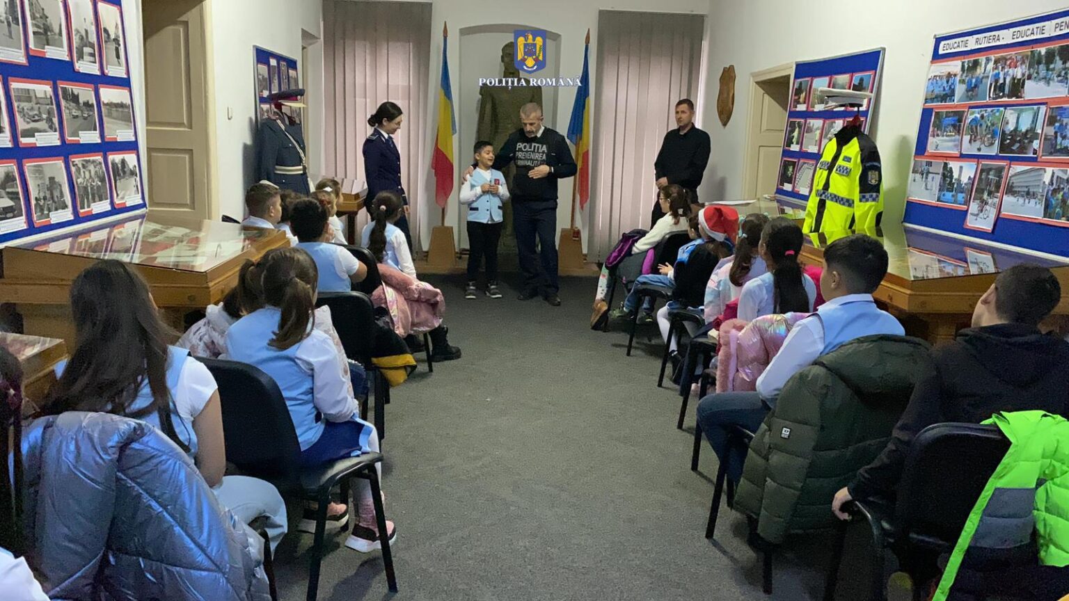 Polițiștii din cadrul Compartimentului de Analiză și Prevenore a Criminalității  au avut bucuria de a oferi cadouri pentru 21 de copiii, în cadrul unei activități interactive desfășurate la Muzeul Poliției Române Dâmbovița. 