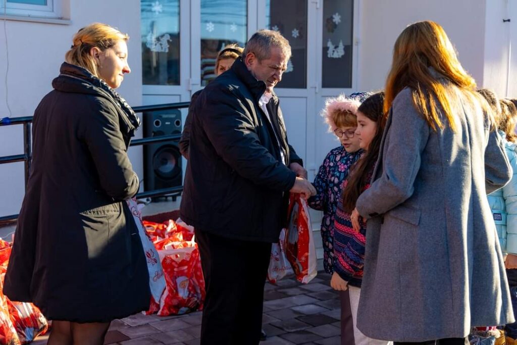 Administrația Locală de la Văcărești: Un ajutor de nădejde pentru Moș Crăciun Administrația locală de la Văcărești a rămas fidelă spiritului sărbătorilor de iarnă, devenind un partener de încredere pentru Moș Crăciun