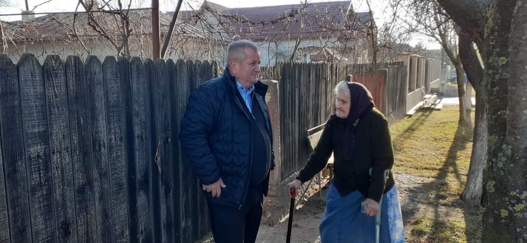 Primăria Văcărești și Crucea Roșie Dâmbovița au adus un strop de bucurie în inimile oamenilor prin proiectul “Case cu caldură”