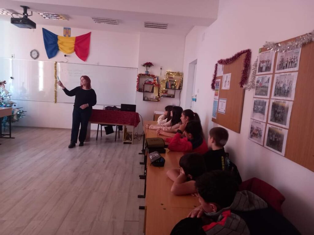 Campana națională „Școala altfel antidrog”, în județul Dâmbovița Campana națională "Școala altfel antidrog", în județul Dâmbovița, astfel, reprezentantul Centrului de Prevenire, Evaluare și Consiliere Antidrog Dâmbovița