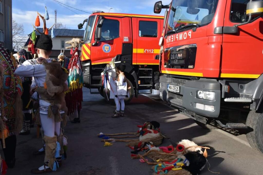 O ”SĂPTĂMÂNĂ ALTFEL” la ISU Dâmbovița O ”SĂPTĂMÂNĂ ALTFEL” la ISU Dâmbovița, ieri, 18 decembrie 2023, preșcolari însoțiți de cadrele didactice care-i păstoresc din cadrul ”Grădiniței cu Program Prelungit Răzvad” și din cadrul ”Școlii Matei Basarab” din Târgoviște i-au vizitat pe pompieri la sediul inspectoratului.