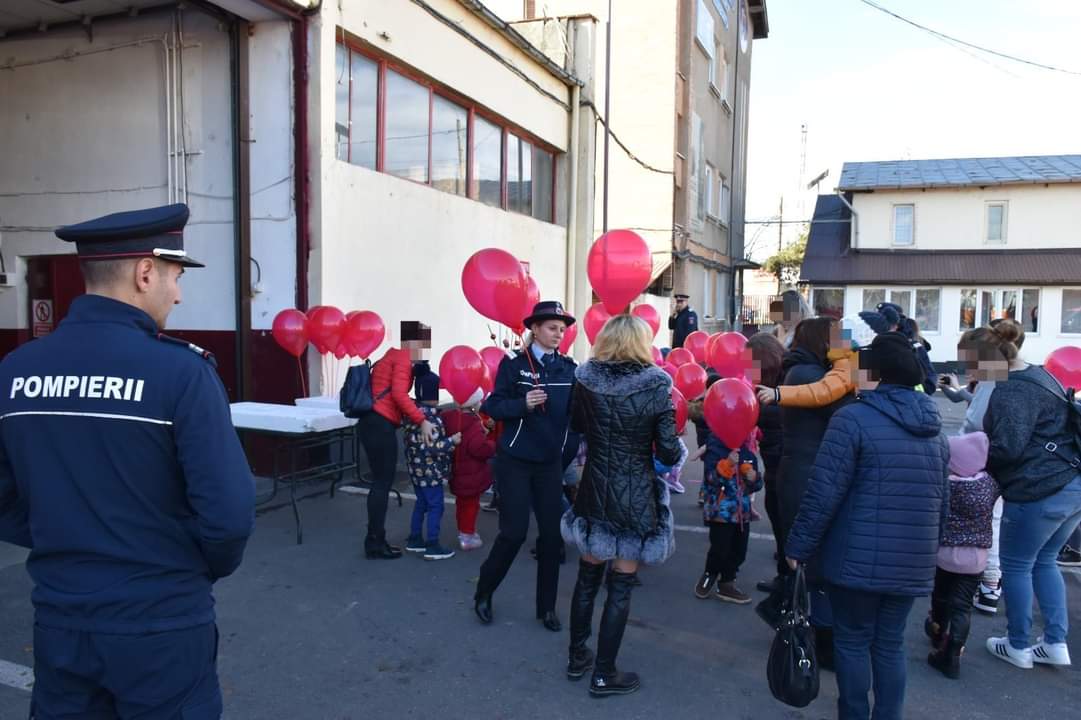 O ”SĂPTĂMÂNĂ ALTFEL” la ISU Dâmbovița, ieri, 18 decembrie 2023, preșcolari însoțiți de cadrele didactice care-i păstoresc din cadrul ”Grădiniței cu Program Prelungit Răzvad” și din cadrul ”Școlii Matei Basarab” din Târgoviște i-au vizitat pe pompieri la sediul inspectoratului.