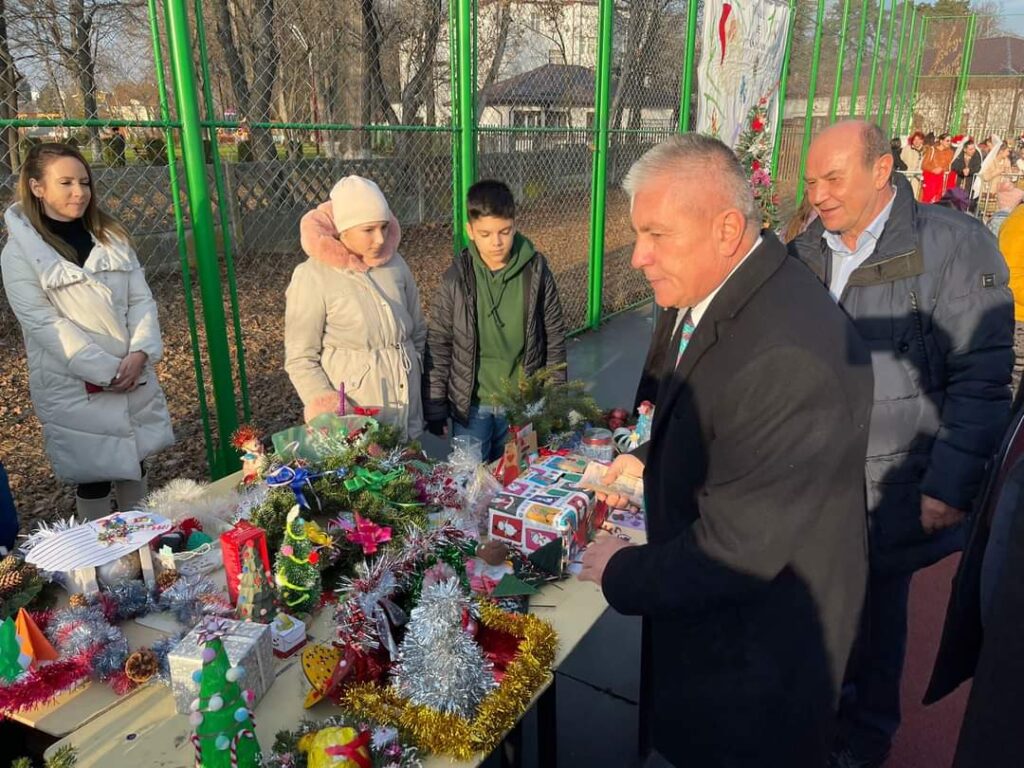 Administrația locală de la Găești, alături de elevii găeșteni care au organizat un Târg de Crăciun cu scop caritabil Administrația locală de la Găești, alături de elevii găeșteni care au organizat un Târg de Crăciun cu scop caritabil, astfel s-a demonstrat încă odată, că orașul Găești este o mare familie.