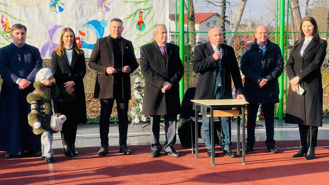 Administrația locală de la Găești, alături de elevii găeșteni care au organizat un Târg de Crăciun cu scop caritabil, astfel s-a demonstrat încă odată, că orașul Găești este o mare familie.