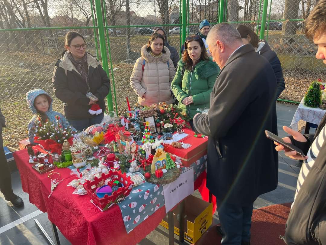 Administrația locală de la Găești, alături de elevii găeșteni care au organizat un Târg de Crăciun cu scop caritabil, astfel s-a demonstrat încă odată, că orașul Găești este o mare familie.