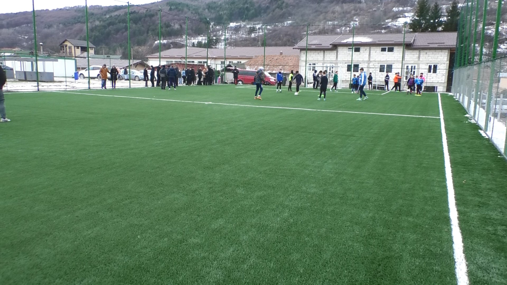 În comună Moroeni a fost inaugurat noul teren de sport multifuncțional cu suprafață sintetică, o investiție realizată de administrația locală