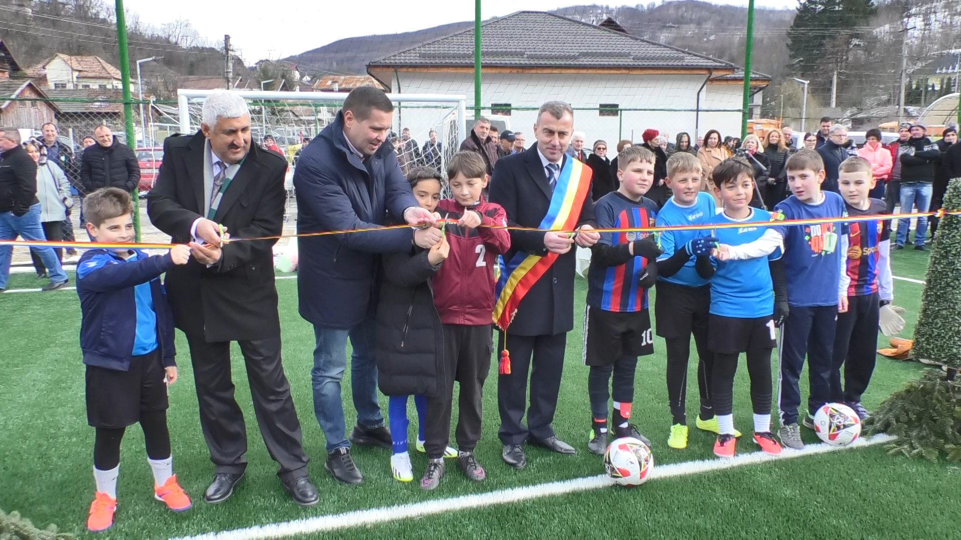 În comună Moroeni a fost inaugurat noul teren de sport multifuncțional cu suprafață sintetică, o investiție realizată de administrația locală