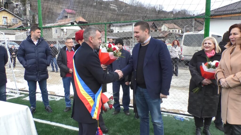 Moroeni: A fost inaugurat noul teren de sport multifuncțional cu suprafață sintetică. VIDEO În comună Moroeni a fost inaugurat noul teren de sport multifuncțional cu suprafață sintetică, o investiție realizată de administrația locală