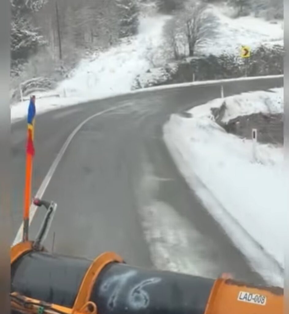 SITUAȚIA TRAFICULUI, Centrul INFOTRAFIC din Inspectoratul General al Poliției Române informează că ninge viscolit, fiind depus