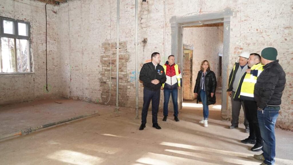 Lucrările sunt în plin proces de desfășurare la fosta Școală de Cavalerie din Târgoviște, investiția este implementată de CJ Dâmbovița