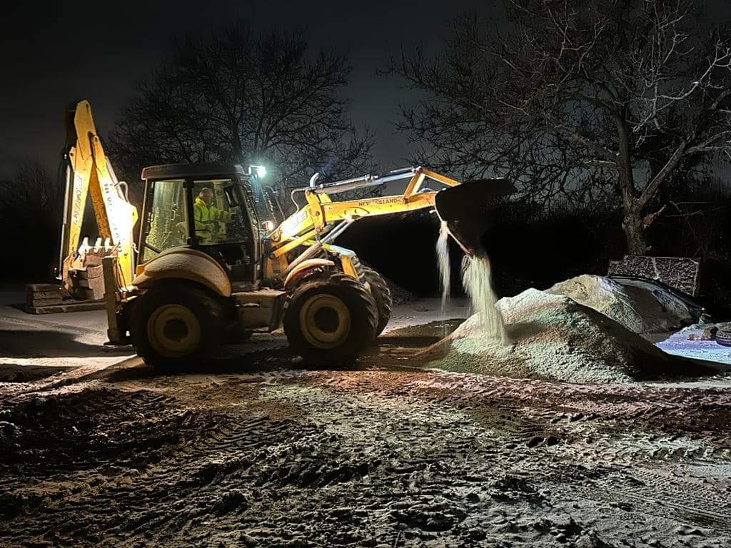 La Răzvad, utilajele de deszăpezire au intervenit cu material antiderapant pe toate drumurile comunale