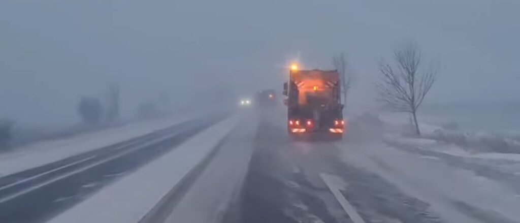 Pe unele drumuri se acționează în baterie, astfel încât să se mențină practicabilă partea carosabilă .