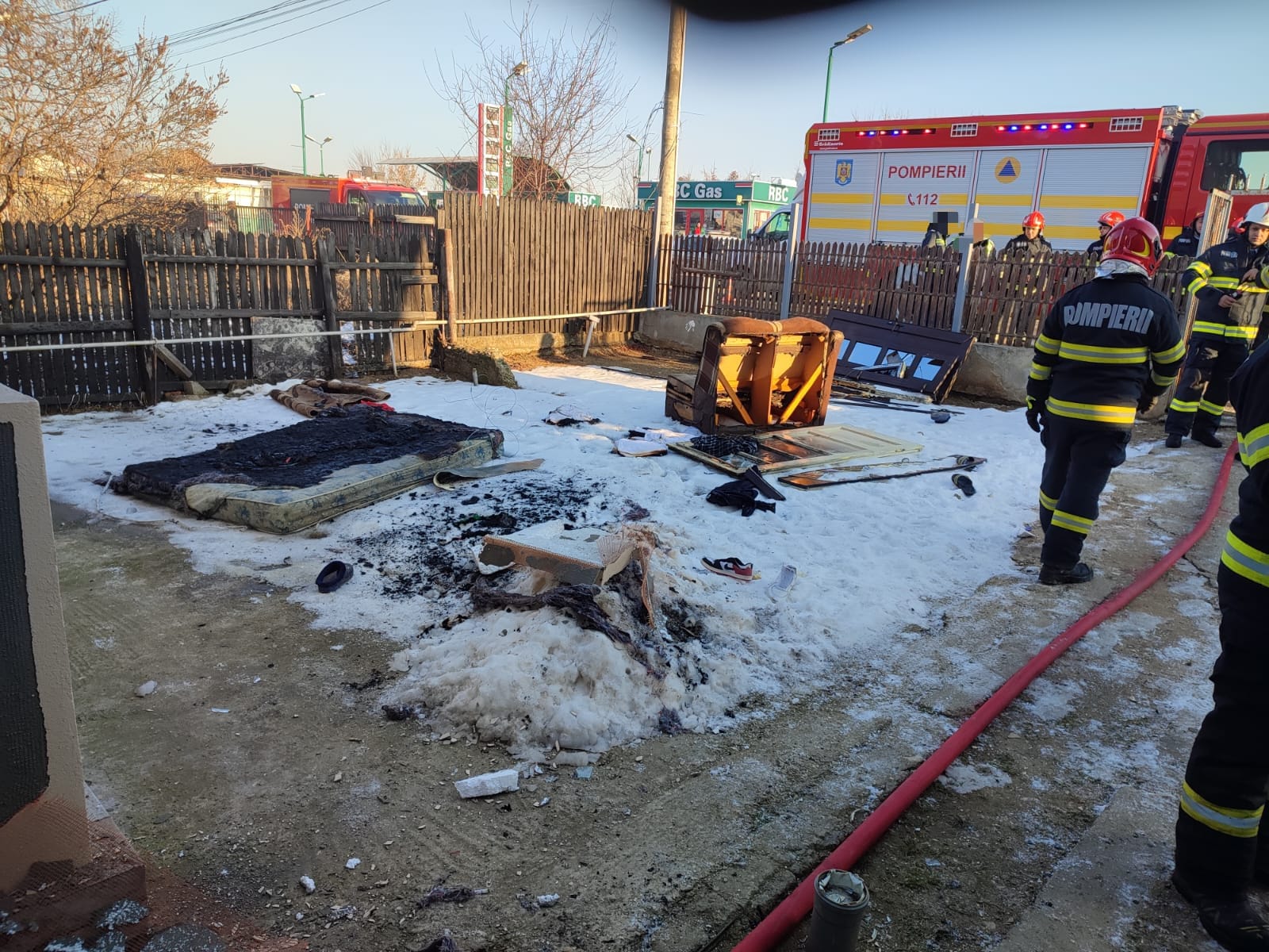 Explozie urmată de incendiu la o casă în comuna Ulmi, pe strada Silviu Stanculescu, Detașamentul de Pompieri Târgoviște