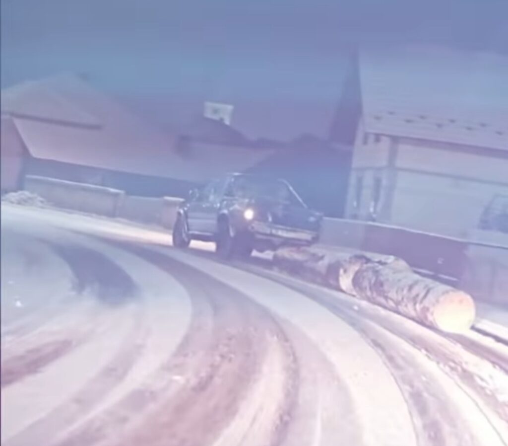 Noua metodă a hoților de lemne, polițiștii au surprins în  toiul noptii un bărbat  care  tracta cu ajutorul  unui jeep, 3 metri cubi de material lemnos, sustras dintr-un fond forestier.