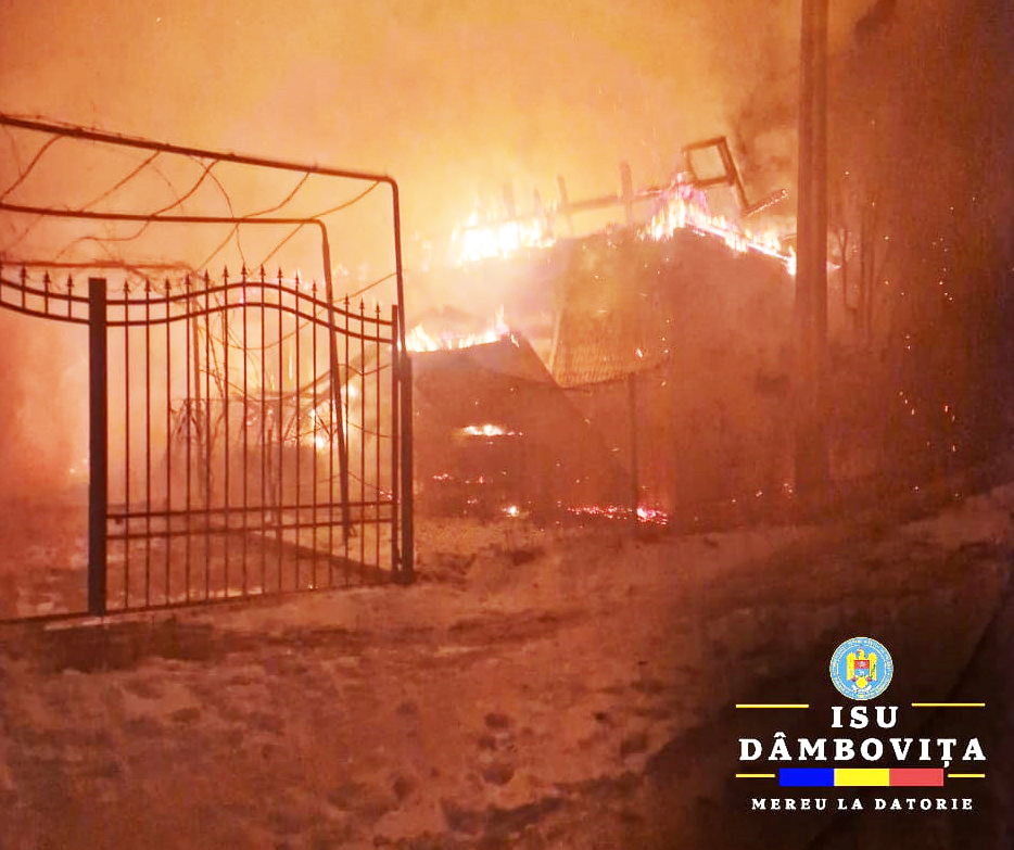 Alertă! Flăcările au cuprins o casă în localitatea Râu Alb de Jos, focul s-a extins și la gospodăriile învecinate.Garda de Intervenție Voinesti