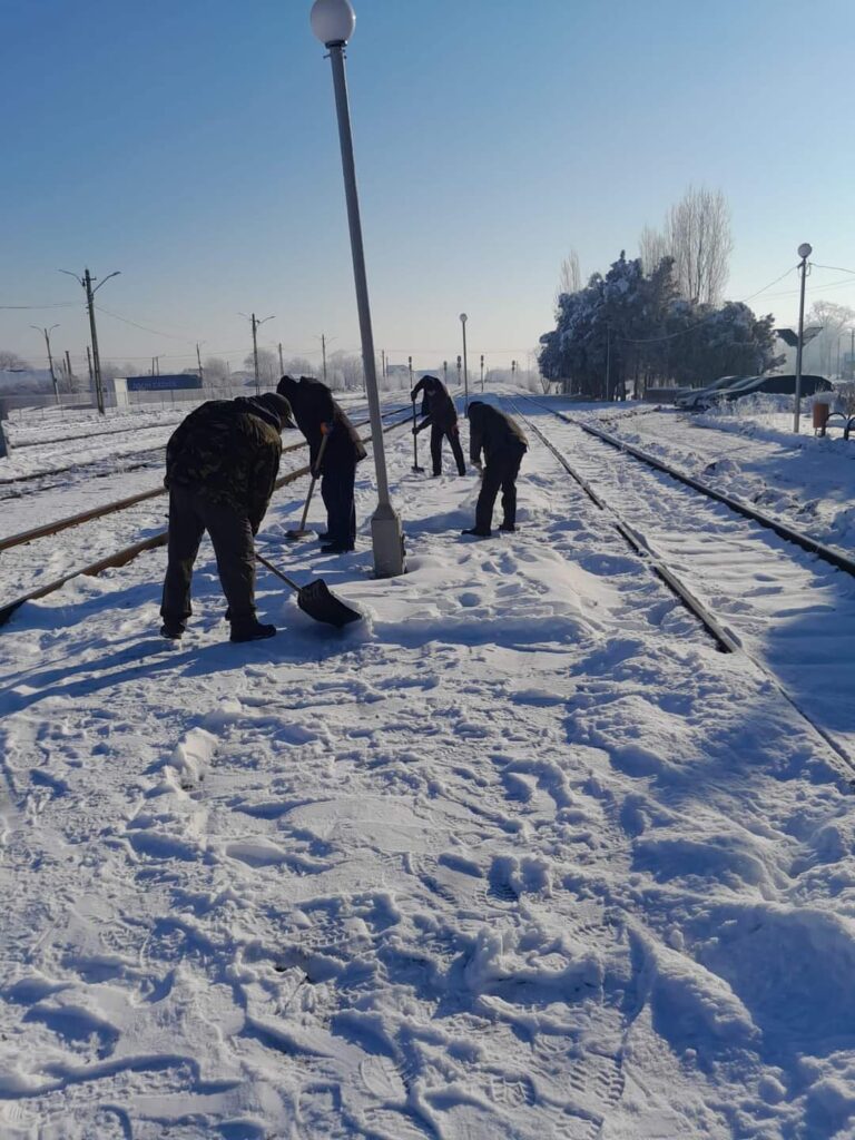 Primăria Răcari continuă acțiunile de deszăpezire, se acționează în zona Gării Ghergani.
