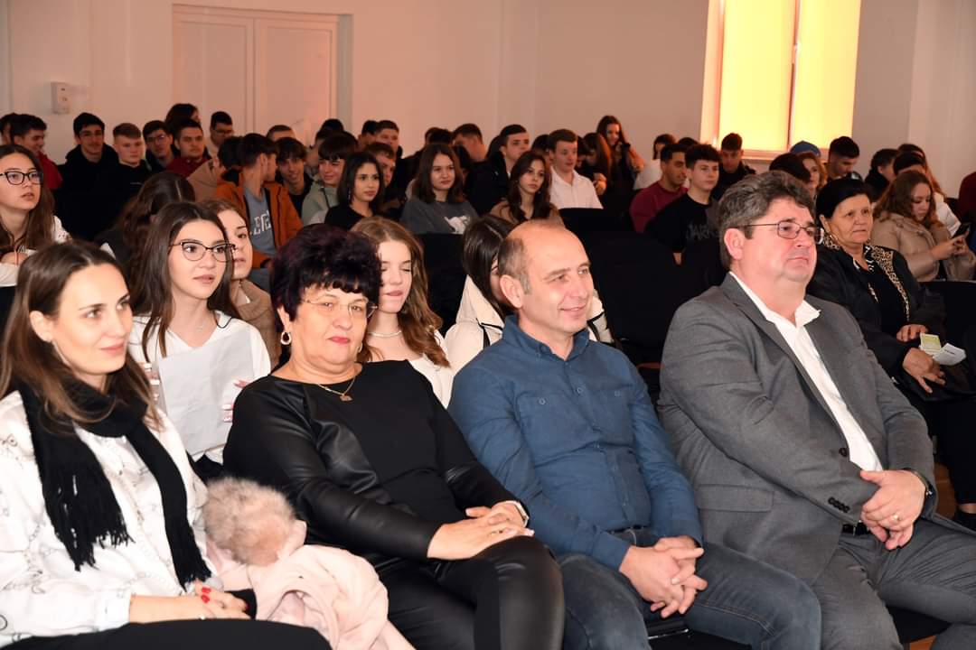 Liceul Teoretic „Ion Ghica” din Răcari a fost gazda unui eveniment cultural-artistic dedicat Zilei Culturii Naționale, ce a avut loc în sala de festivități a Liceului.