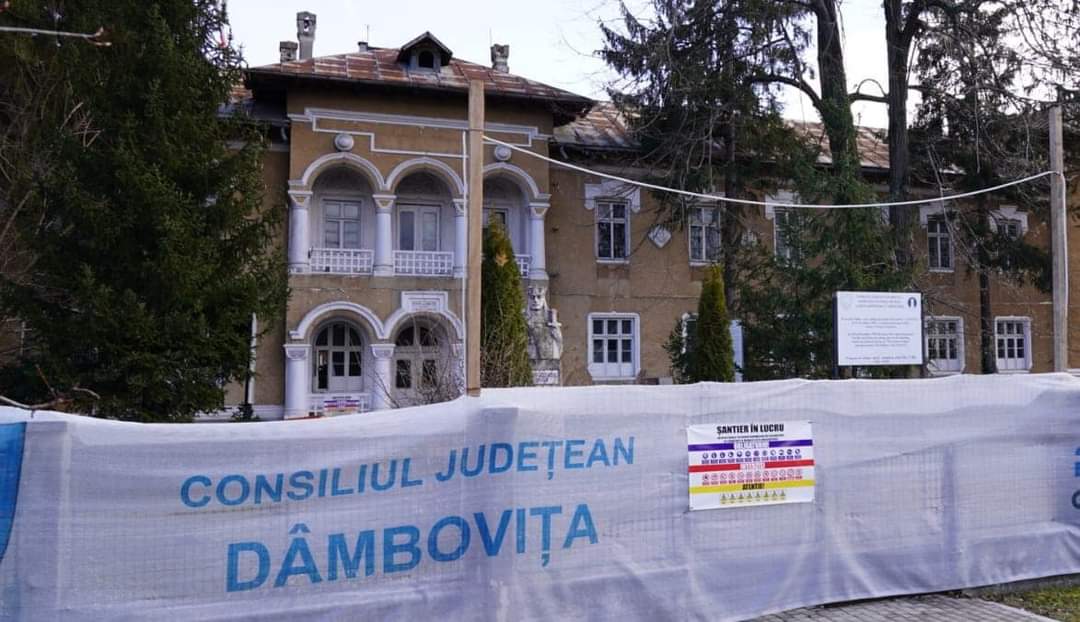 Lucrările sunt în plin proces de desfășurare la fosta Școală de Cavalerie din Târgoviște, investiția este implementată de CJ Dâmbovița