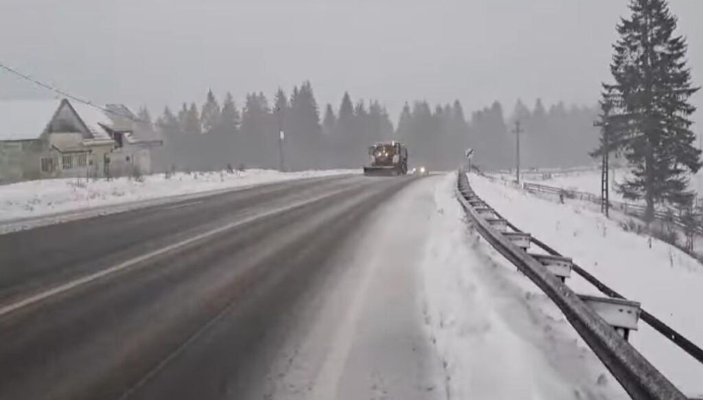 NINGE ÎN CENTRUL ȚĂRII! Mai multe drumuri din zonele montane din județele Brasov și Harghita sunt afectate de ninsori abundente.