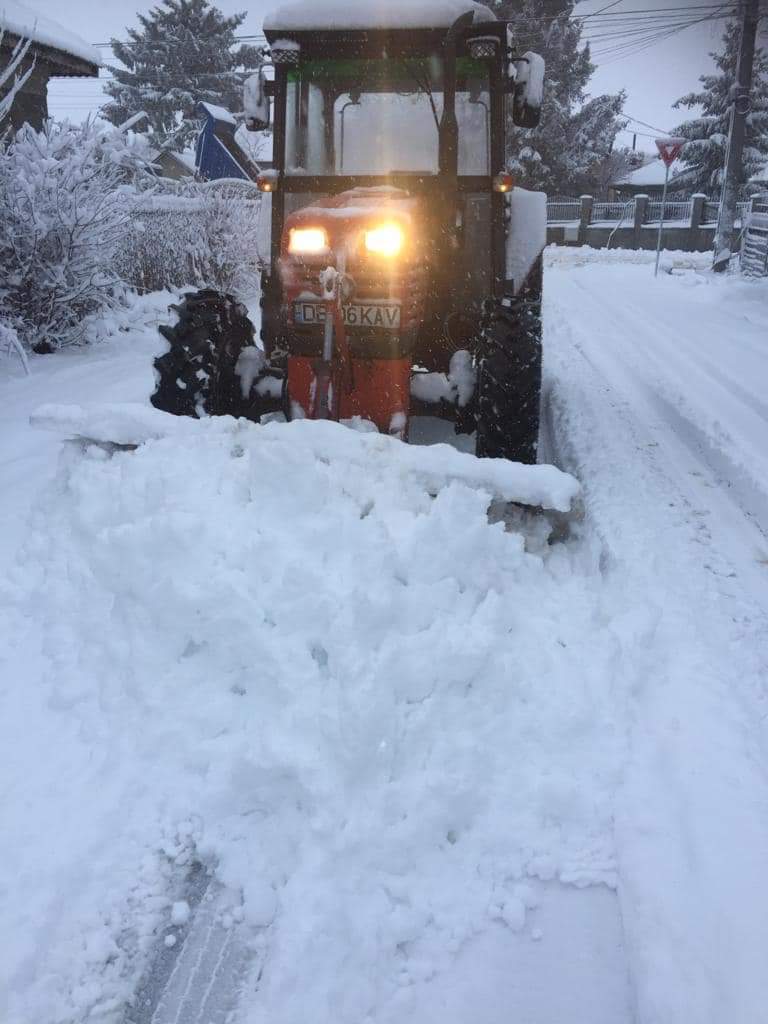 La Răcari, autoritățile locale desfășoară acțiuni de deszăpezire , să circulați cu prudență pe toate sectoarele afectate de ninsori.