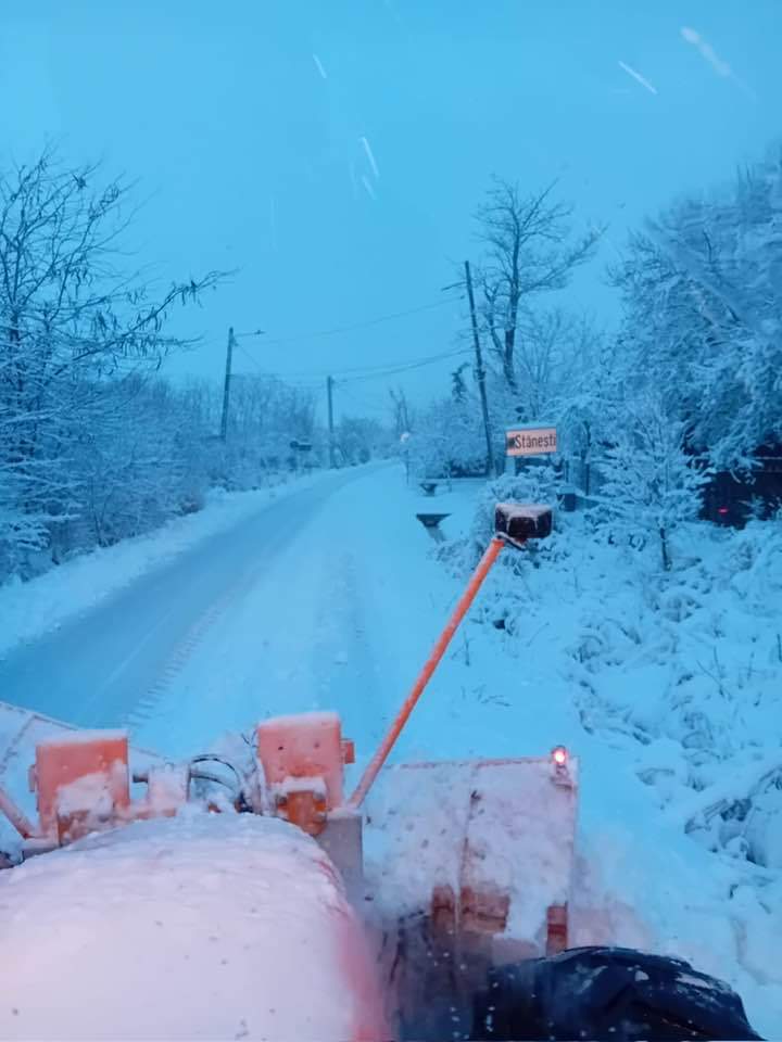 La Răcari, autoritățile locale desfășoară acțiuni de deszăpezire , să circulați cu prudență pe toate sectoarele afectate de ninsori.