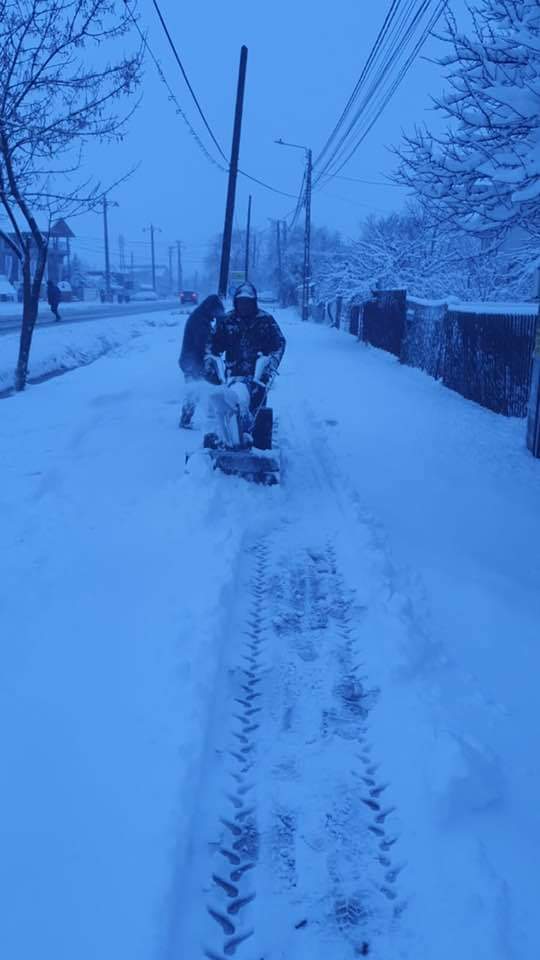 La Răcari, autoritățile locale desfășoară acțiuni de deszăpezire , să circulați cu prudență pe toate sectoarele afectate de ninsori.