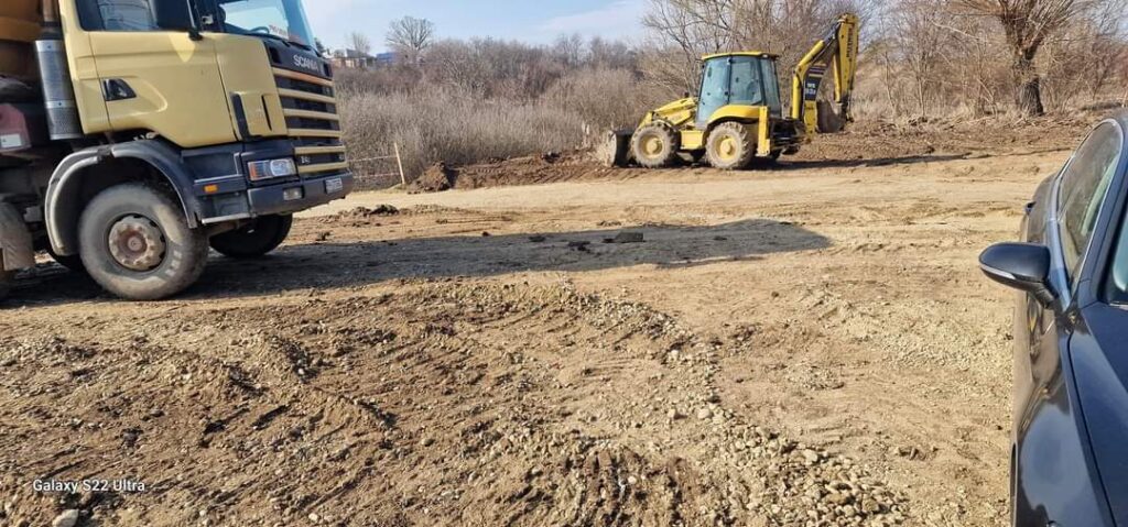 Primarul comunei Niculești, Dorinel Soare anunță că au fost reluate lucrările la Podul de pe DC 159 în comuna Niculești, proiectul are ca obiectiv construirea unui nou Pod .