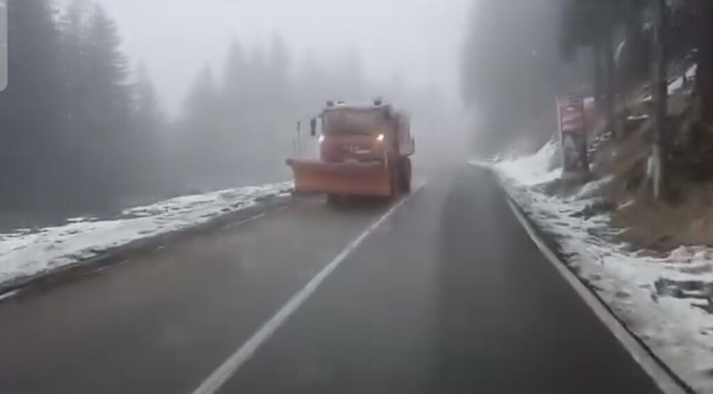 Mare atenție! Pe DN 67C între Novaci și Rânca se înregistrează ceață și burniță, temperatura este de -2⁰. VIDEO Mare atenție! Pe DN 67C între Novaci și Rânca se înregistrează ceață și burniță, temperatura este de -2⁰, pentru evitarea