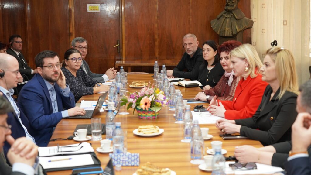 Delegația OCDE a făcut o vizită de lucru în județul Dâmbovița Delegația OCDE a făcut o vizită de lucru în județul Dâmbovița, prefectul județului Dâmbovița, Claudia Gilia alături