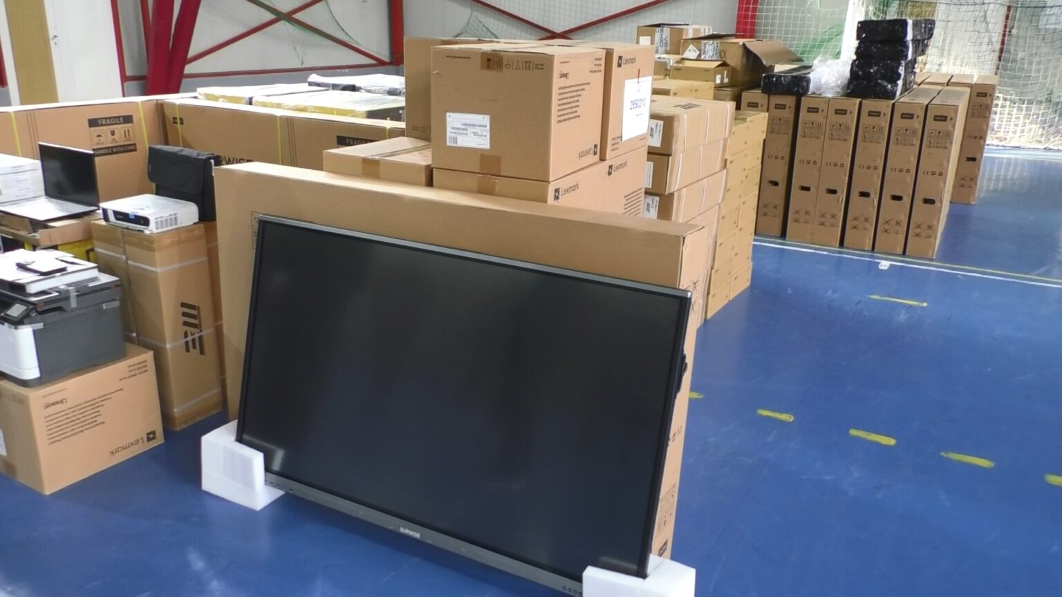 La Târgoviște au ajuns primele dotări din cadrul celui mai mare proiect care a vizat vreodată dotările unităților de învățământ din municipiu