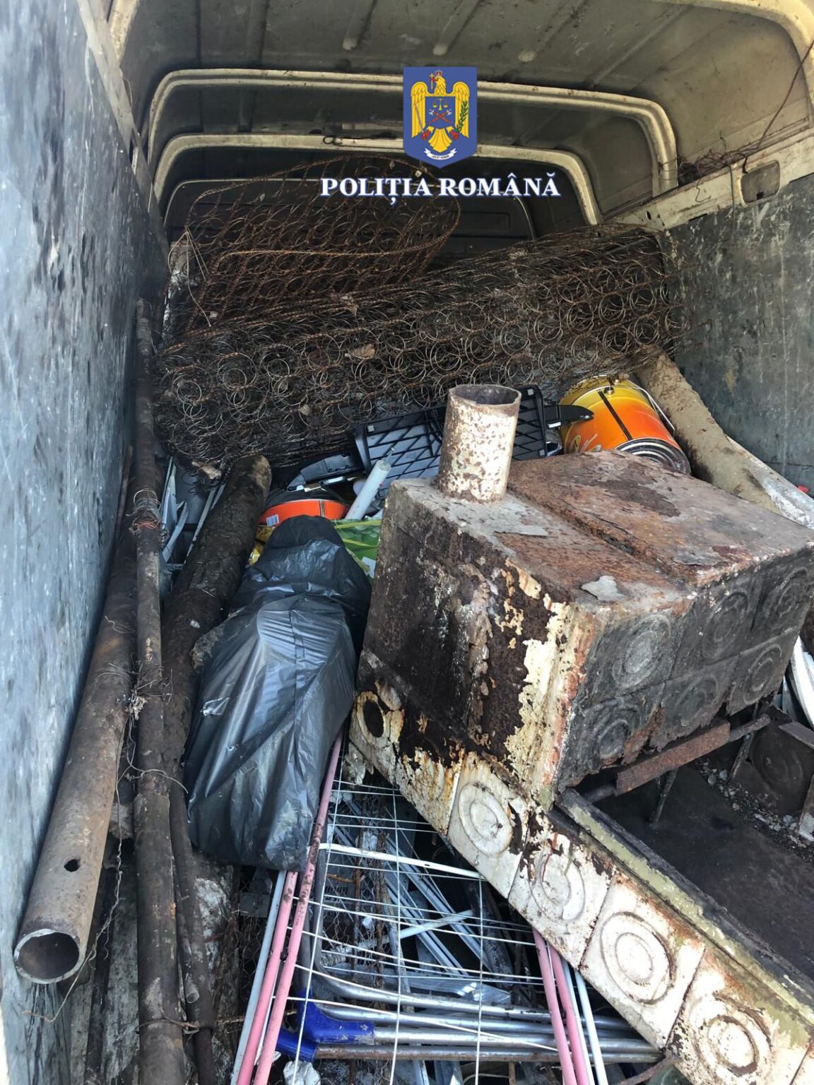 Surprins în trafic de polițiști în timp ce ar fi transportat peste 200 de kilograme de deșeuri nepericuloase, oamenii 