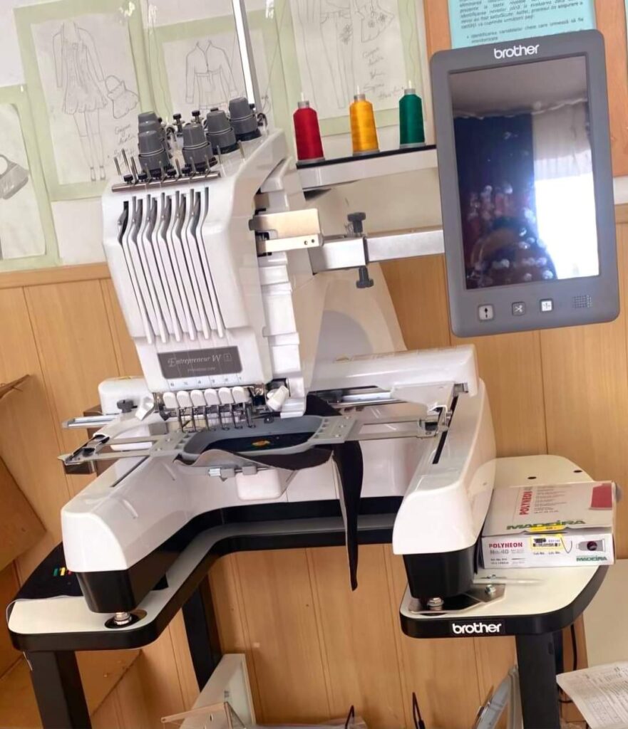 Primarul municipiului Târgoviște, Cristian Stan, anunță că o mașină automată de brodat, de ultimă generație,  a intrat în dotrea atelierului