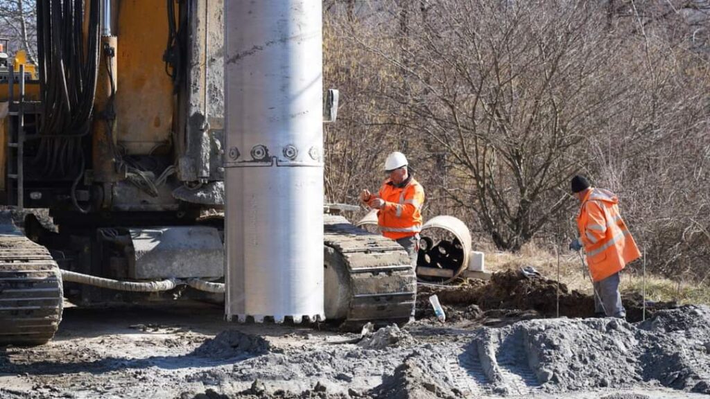 Modernizarea și  reabilitarea DJ 724 Malu cu Flori-Pucheni , un proiect în plin proces de implementare, se lucrează la podul de peste râul Dâmbovița