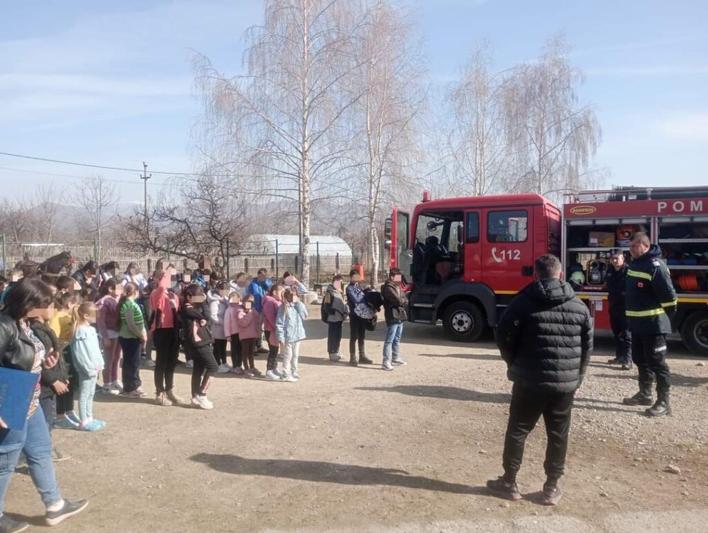 Săptămâna Protecției Civile continuă în județul Dâmbovița , eelevi ai Scolii Gimnaziale "Matei Gr. Vladeanu" Cândești-Vale