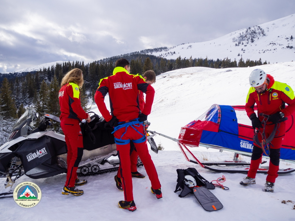 Echipa Salvamont-Salvaspeo Dâmbovița a fost alertată în seara zilei de 18 februarie 2024, în jurul orei 18:00, să intervină în sprijinul unui grup