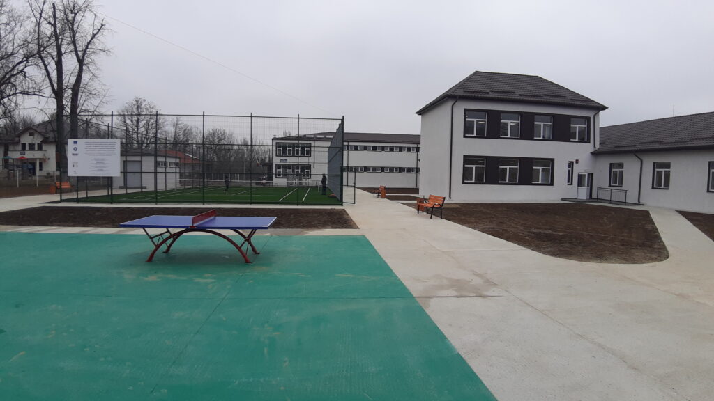 Noua Școală Gimnazială Drăgăeşti-Pământeni din comuna Măneşti, a fost inaugurată, un alt proiect implementat cu succes de administrația locală, condusă de primarul Constantin Alexandru. 