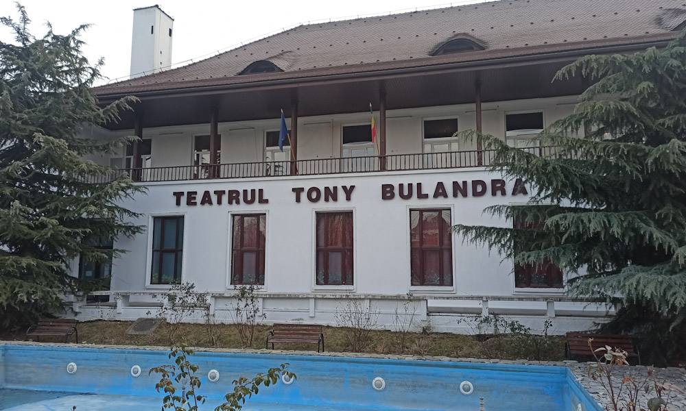 22 de ani de activitate a împlinit Teatrul „Tony Bulandra” Târgoviște 22 de ani de activitate a împlinit Teatrul „Tony Bulandra” Târgoviște , pe 30 ianuarie 2002, este data la care a luat ființa teatrul târgoviștean.