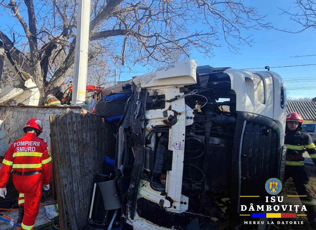 Tragedie: Un tir s-a răsturnat pe DN 72 - Dragodana, șoferul a decedat 