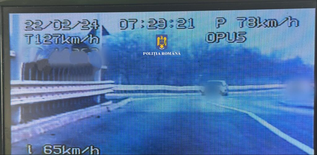 Șofer turmentat de aburii alcoolului, prins de polițiști, în timp ce conducea cu o viteză de 126 de km/h, în municipiul Târgoviște Șofer turmentat de aburii alcoolului, prins de polițiști, în timp ce conducea cu o viteză de 126 de km/h, în municipiul Târgoviște, polițiștii din cadrul Biroului Rutier Târgoviște, în timp ce supravegheau traficul rutier, pentru creșterea gradului de siguranță pe drumurile publice, pe bulevardul Eroilor din Târgoviște, au observat un autoturism care rula cu viteză de 127 de km/h pe un sector de drum unde viteza maximă admisă este de 50 de km/h. A fost efectuat semnal pentru oprire, însă șoferul și-a continuat deplasarea până pe strada Cernăuți, unde a și fost oprit de către polițiști. Conducătorul auto, respectiv un bărbat de 36 de ani, din Republica Moldova, a fost testat cu aparatul etilotest pentru depistarea consumului de alcool, fiind indicat un rezultat cu o valoare de 0,30 mg/l alcool pur în aerul expirat. Întrucât șoferul nu a oprit la semnalul polițiștilor, s-a deplasat cu viteză excesivă și sub influența alcoolului, precum și pentru că a adoptat un comportament agresiv în trafic, în sensul că s-ar fi deplasat succesiv de pe o bandă de mers pe alta în vederea depășirii celorlalte autovehicule, constituind un pericol pentru participanții la traficul rutier, bărbatul a fost sancționat contravențional cu amendă în valoare totală de 3.630 de lei. În plus, ca măsură complementară, s-a dispus suspendarea exercitării dreptului de a conduce pentru o perioadă de 270 de zile.