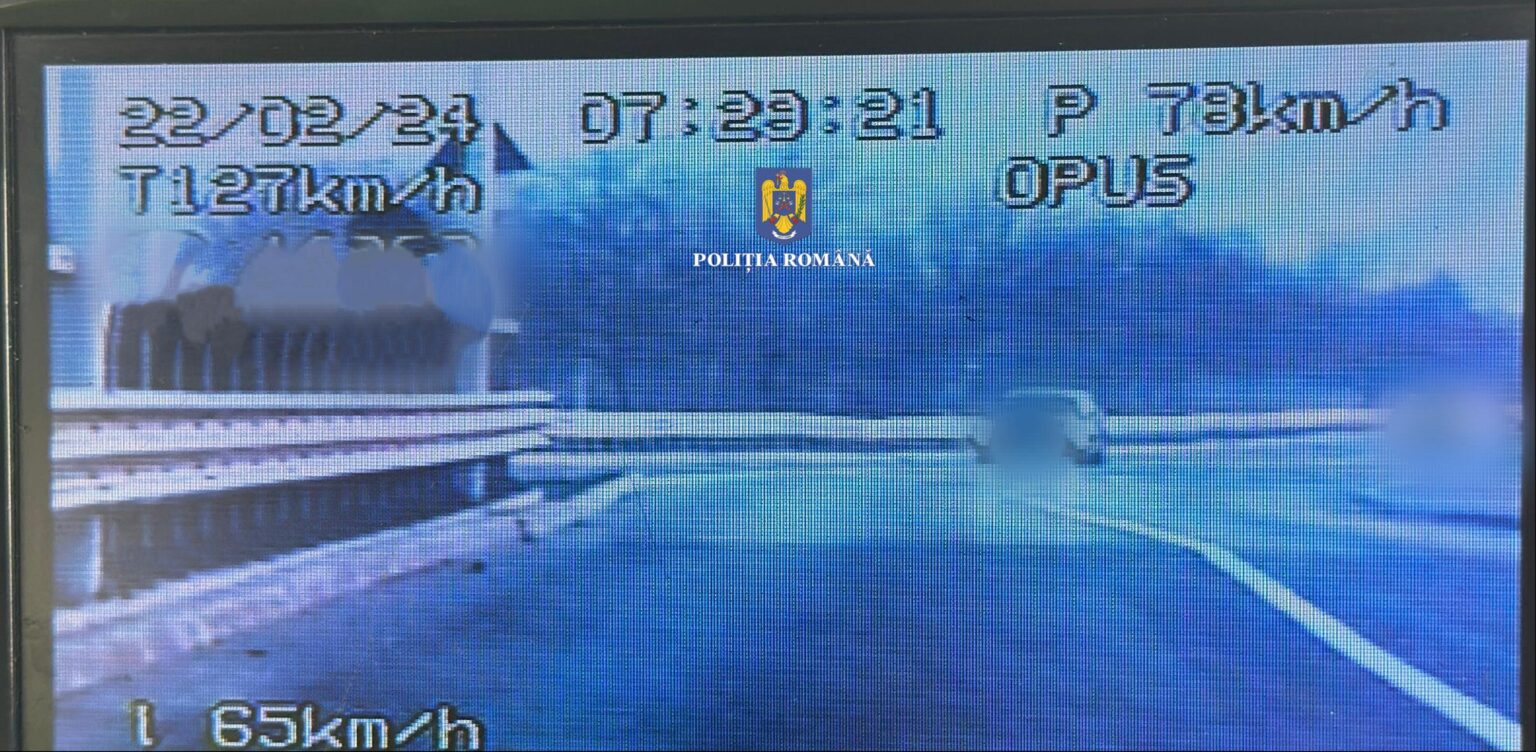 Șofer turmentat de aburii alcoolului, prins de polițiști, în timp ce conducea cu o viteză de 126 de km/h, în municipiul Târgoviște, polițiștii din cadrul Biroului Rutier Târgoviște, în timp ce supravegheau traficul rutier, pentru creșterea gradului de siguranță pe drumurile publice, pe bulevardul Eroilor din Târgoviște, au observat un autoturism care rula cu viteză de 127 de km/h pe un sector de drum unde viteza maximă admisă este de 50 de km/h. A fost efectuat semnal pentru oprire, însă șoferul și-a continuat deplasarea până pe strada Cernăuți, unde a și fost oprit de către polițiști. Conducătorul auto, respectiv un bărbat de 36 de ani, din Republica Moldova, a fost testat cu aparatul etilotest pentru depistarea consumului de alcool, fiind indicat un rezultat cu o valoare de 0,30 mg/l alcool pur în aerul expirat. Întrucât șoferul nu a oprit la semnalul polițiștilor, s-a deplasat cu viteză excesivă și sub influența alcoolului, precum și pentru că a adoptat un comportament agresiv în trafic, în sensul că s-ar fi deplasat succesiv de pe o bandă de mers pe alta în vederea depășirii celorlalte autovehicule, constituind un pericol pentru participanții la traficul rutier, bărbatul a fost sancționat contravențional cu amendă în valoare totală de 3.630 de lei. În plus, ca măsură complementară, s-a dispus suspendarea exercitării dreptului de a conduce pentru o perioadă de 270 de zile.